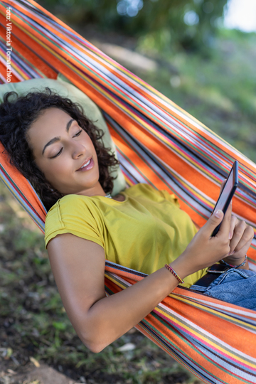 Vrouw in hangmat leest op tolino ereader