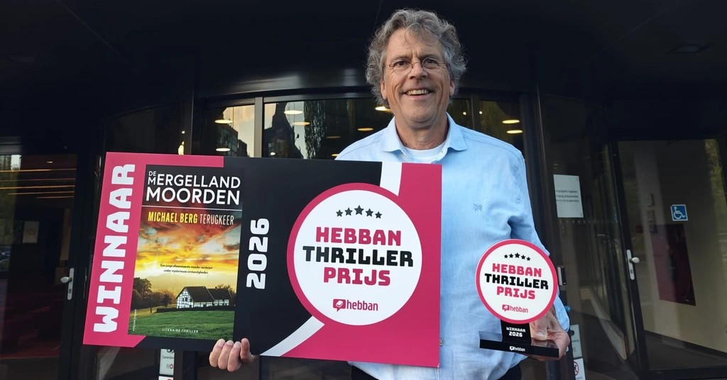 Michael Berg neemt de de Hebban Thrillerprijs 2026 in ontvangst.